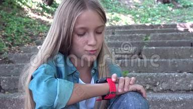 在公园户外使用智能手表的儿童智能手表